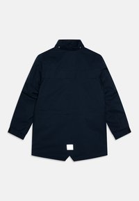 Cappotto blu marina con colletto alto, maniche lunghe e orlo dritto. Presenta un'etichetta riflettente sul retro e un design pulito senza decorazioni.
