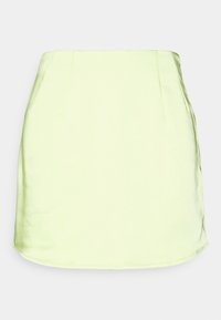 Saia mini de cetim verde-claro com uma textura suave, apresentando um formato ajustado, pregas frontais e uma bainha em curva.
