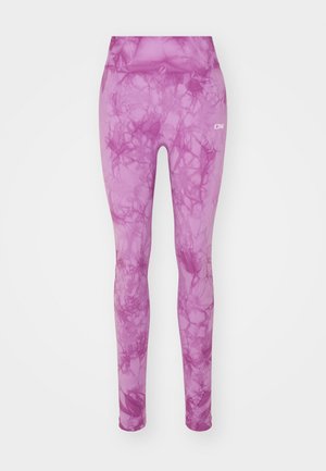 Rosa leggings med ett marmorerat mönster, med en elastisk midja och en slät textur. Logotypen för märket visas i vitt på sidan.