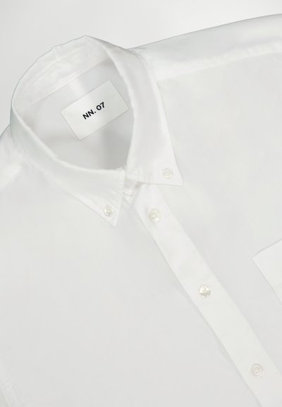 Witte katoenen button-up shirt met een klassieke kraag, een voorzak en parelknopen. Kenmerkt zich door een omgeslagen kraag en een zachte textuur.
