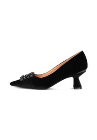 Zapatos de tacón en ante negro con punta afilada, tacón bajo y acampanado, y hebilla decorativa de joyas negras en la parte delantera.