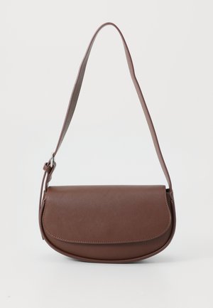 Sac à bandoulière en cuir marron avec rabat arrondi et sangle réglable sur fond blanc uni.