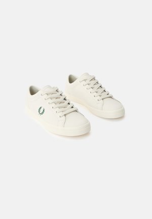 Sneakers basse bianche con lacci bianchi e logo di corona d'alloro verde sul lato, mostrati su uno sfondo bianco semplice.