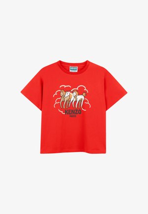 T-shirt en coton rouge à coupe décontractée, avec un motif graphique de trois chevaux sur des nuages et le texte "KENZO PARIS" en dessous. Manches courtes.