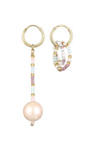 Guld hoops ørestikker med en hængende lys pink perle og flerfarvede perle-accenter i pastelfarver. Tynd, cirkulær design.