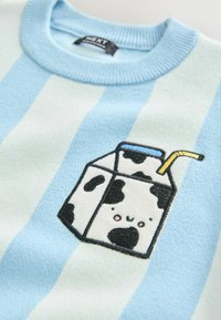 Maglione a righe azzurro chiaro e bianco con un cartone del latte ricamato, macchiato di nero e bianco come una mucca, con una cannuccia gialla e dettagli facciali.