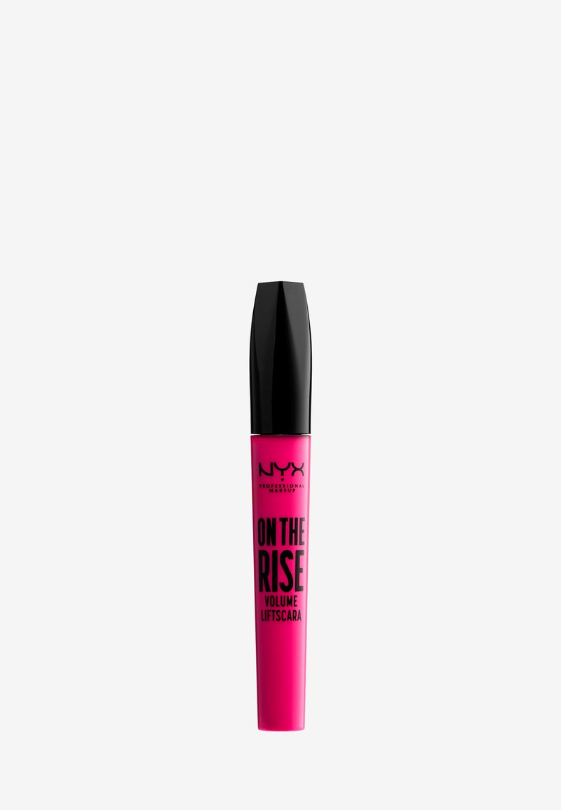 NYX On The Rise Volume Lift Scara in un tubo di un brillante colore rosa con audace lettering nero e un tappo nero dalla forma geometrica.