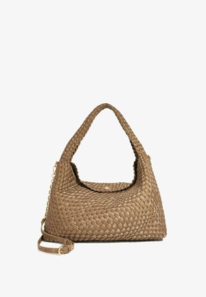 Sac à main en cuir tressé marron avec une large poignée et une bandoulière réglable posés à l'avant, doté d'un rabat avec une fermeture à bouton doré.
