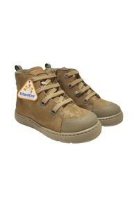 Stivali alti per bambini in suede marrone con punta in gomma beige, chiusura con lacci e un'etichetta che indica il marchio "titanitos".