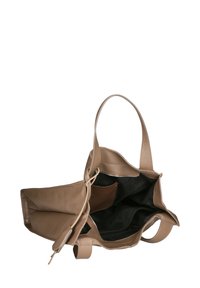 Beige leren handtas met twee handvatten, een open bovenkant en meerdere binnenzakken; een gestructureerde buitenkant met een gladde, zwarte voering.