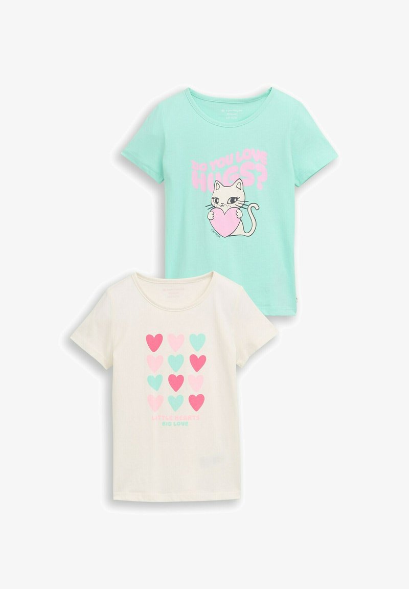 Deux t-shirts à manches courtes pour enfants : un vert menthe avec un chat tenant un cœur rose et le texte "Aimes-tu les câlins ?", un autre crème avec des cœurs rose, rouge et bleu sarcelle ainsi que le texte "Petits cœurs grand amour".