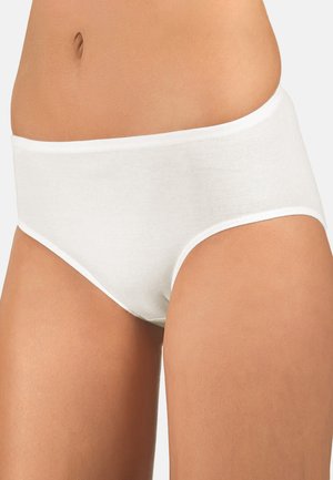 Nahaufnahme des mittleren Abschnitts, der schlichte weiße Baumwollslips mit hoher Taille auf hellem Hauthintergrund trägt.