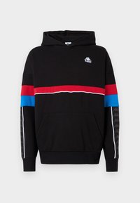 Felpa nera con tasca frontale, caratterizzata da strisce orizzontali rosse, blu e bianche sulle maniche e un logo Kappa sul petto.