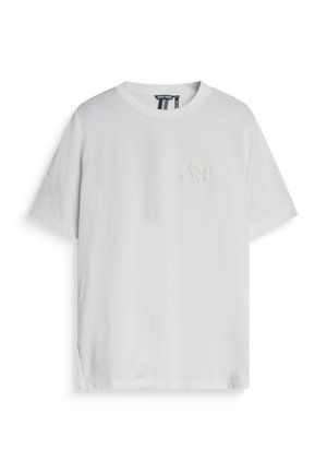 Witte katoenen t-shirt met korte mouwen, ronde hals en een klein, tonale logo op de linkerborst. Zachte textuur, casual pasvorm.