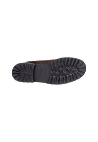 Črni gumijasti podplat z globokim vzorcem za oprijem, ki ima zaobljene in poševne utore. Zgornji del iz rjavega semiša z bočnim zadrgo za enostavno obuvanje.