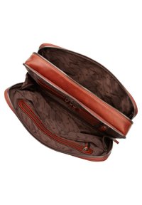 Bruine leren tas met een ritssluiting, ruime binnenkant en meerdere vakken, met een gladde textuur en een binnenvoering met patroon.