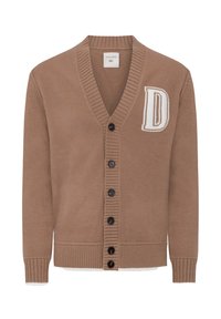Brun cardigan lavet af blødt materiale, med v-hals, ribbede manchetter og seks sorte knapper. Inkluderer et hvidt "D" logo på venstre side.