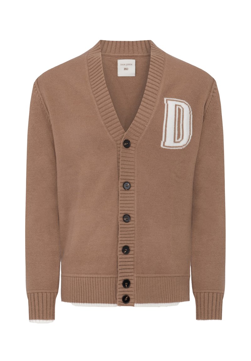 Brun cardigan lavet af blødt materiale, med v-hals, ribbede manchetter og seks sorte knapper. Inkluderer et hvidt "D" logo på venstre side.