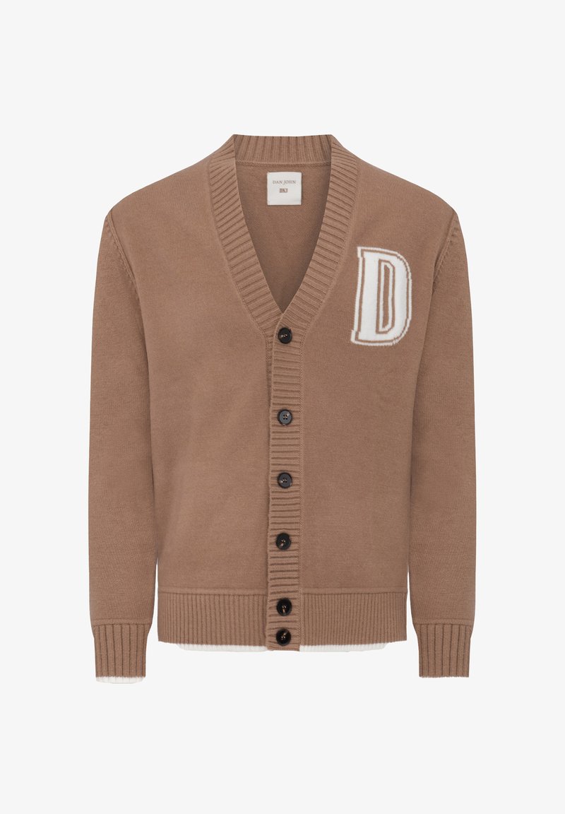 Brauner Cardigan aus weichem Material, mit V-Ausschnitt, gerippten Bündchen und sechs schwarzen Knöpfen. Enthält ein weißes "D"-Logo auf der linken Seite.