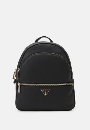 Czarny plecak Guess z przednią kieszenią na zamek, złotymi zamkami błyskawicznymi i trójkątną plakietką z logo na białym tle.