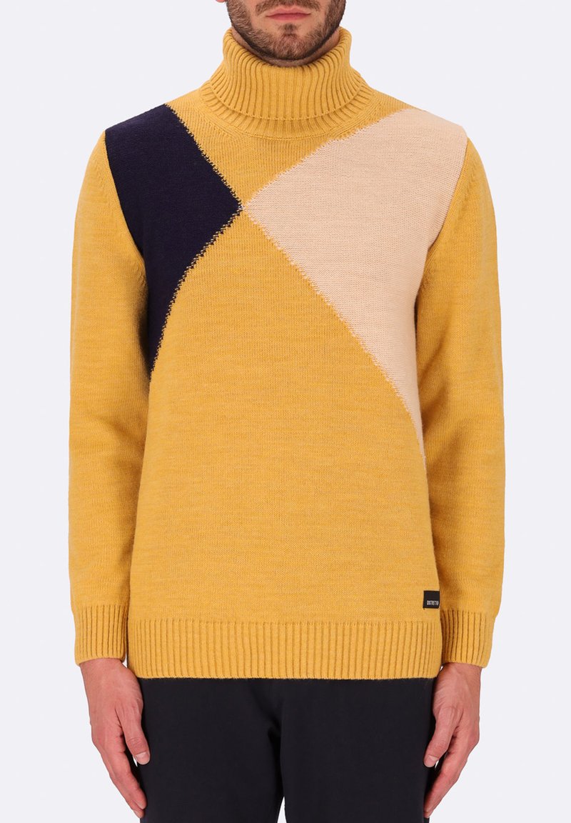 Maglione giallo a collo alto con blocchi di colore diagonali in blu navy, beige morbido e giallo testurizzato. Orlo e polsini a coste, tessuto lavorato a maglia.