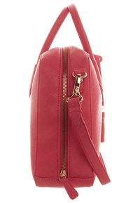 Borsa a mano sintetica rosa con superficie testurizzata, chiusura con zip dorata e tracolla regolabile. Presenta una maniglia superiore per il trasporto.