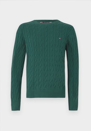 Zelený pletený sveter s kabelkovým vzorom, okrúhlym výstrihom a rebrovanými manžetami. Obsahuje malé logo na hrudi.