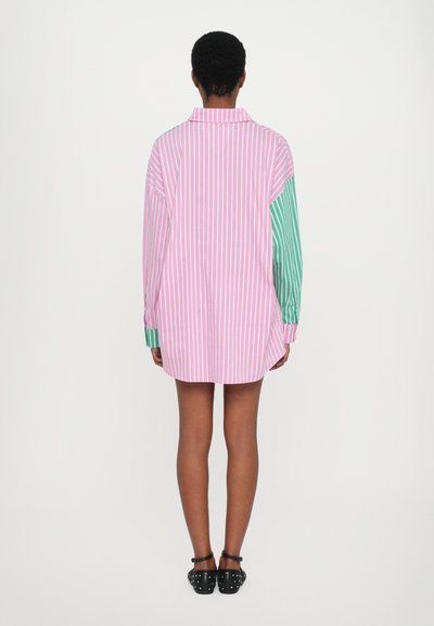 Langærmet skjorte med pink og grønne lodrette striber, med krave, oversized pasform og afrundet kant.