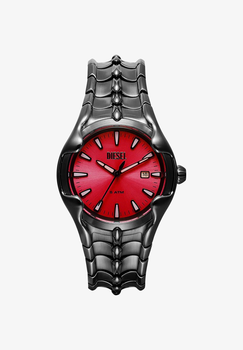 Montre-bracelet Diesel en métal noir avec cadran analogique rouge, index horaires blancs, affichage de la date et bracelet à maillons.