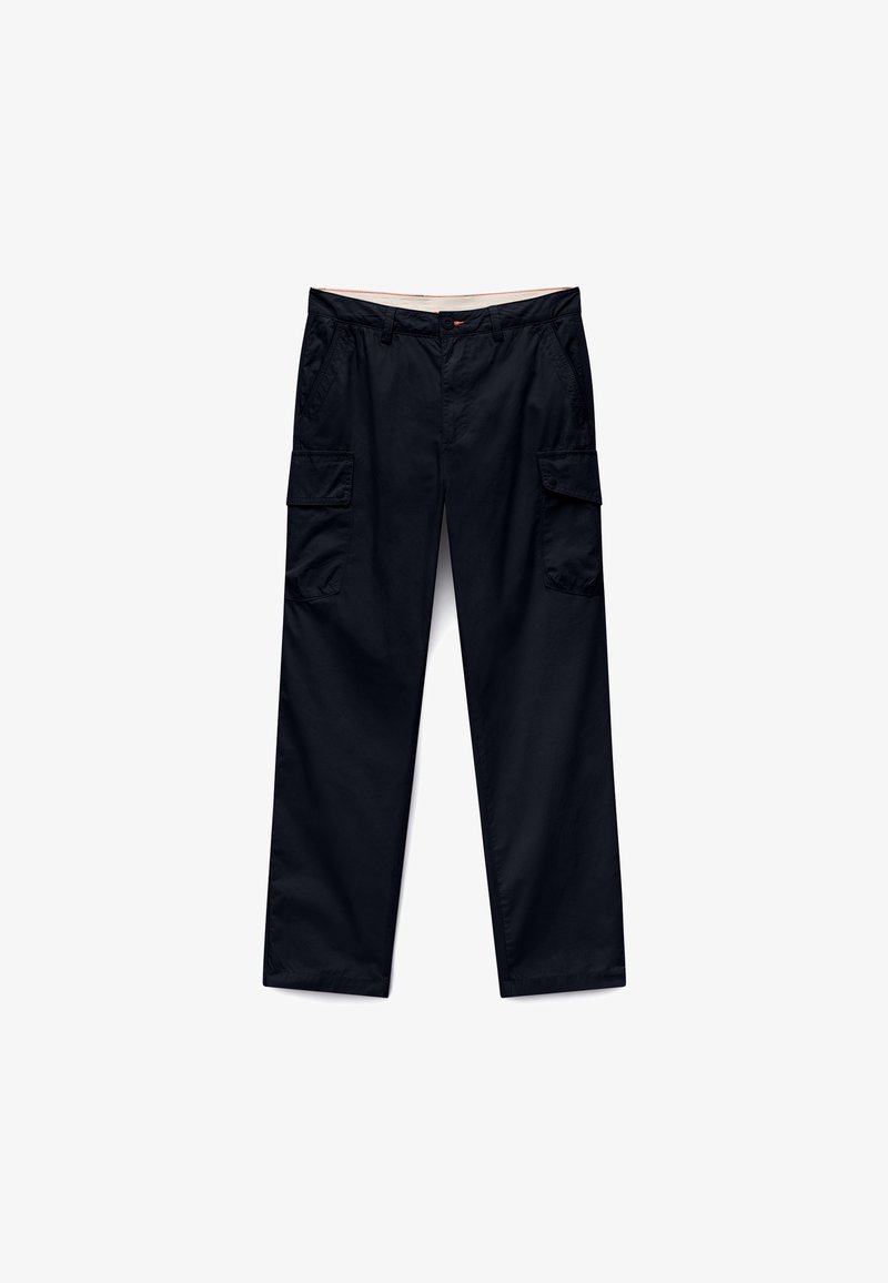 Μαύροι cargo παντελόνια με κούμπωμα με κουμπιά, θηλιές για ζώνη και δύο πλευρικές τσέπες με καπάκι, απλωμένα επίπεδα σε λευκό φόντο.