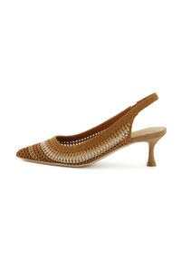 Tacco slingback intrecciato marrone con punta affusolata, caratterizzato da un motivo bianco a contrasto e un tacco sottile. Materiale testurizzato per un tocco di dettagli.