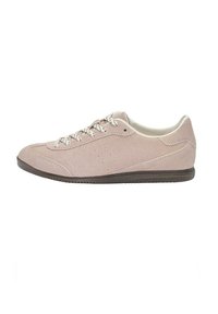 Sneakers en daim rose clair avec un bout arrondi, des lacets blancs et une semelle en caoutchouc noir. Présente des coutures discrètes et des détails perforés sur les côtés.