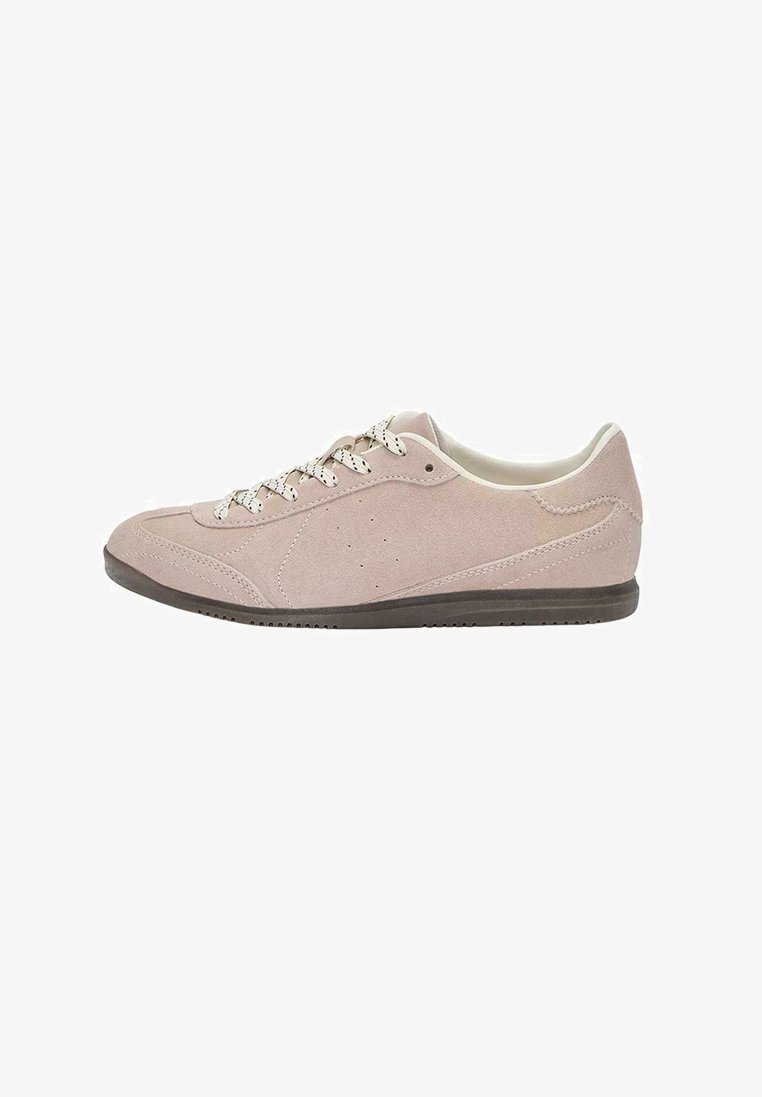 Sneakers en daim rose clair avec un bout arrondi, des lacets blancs et une semelle en caoutchouc noir. Présente des coutures discrètes et des détails perforés sur les côtés.