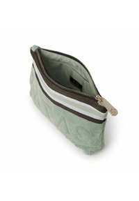 Bolsa de tela verde menta con bordado texturizado, acentos de rayas marrón y blanca, cierre de cremallera y un tirador decorativo de metal.