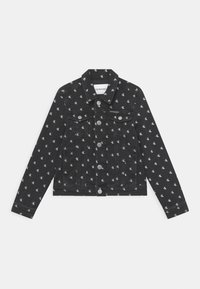 Giacca in denim nera con motivo logo bianco su tutta la superficie. Presenta colletto classico, chiusura con bottoni e due tasche sul petto con hardware argentato.