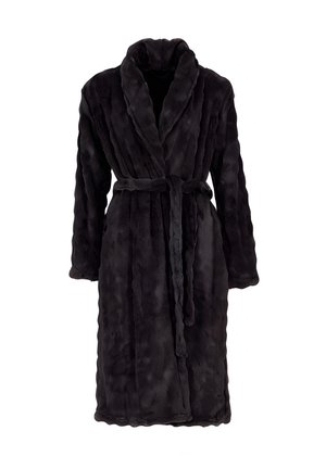 Bata de piel sintética negra con cuello chal, mangas largas y cinturón para atar a la cintura. Presenta un acabado texturizado y suave.