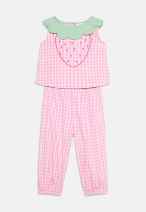 Ensemble pour enfants comprenant un haut sans manches et un pantalon en vichy rose et blanc, avec un col vert festonné et un motif fraise sur le haut.