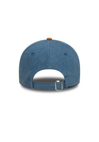 Casquette de baseball en denim bleu avec une couronne arrondie, une bande ajustable à l'arrière, et un petit bouton d'accent marron sur le dessus.