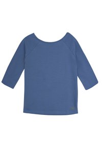 Niebieska bluzka z długimi rękawami wykonana z miękkiego materiału, z szerokim, okrągłym dekoltem oraz rękawami raglanowymi. Ma prosty design i delikatną fakturę.