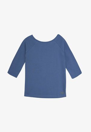 Niebieska bluzka z długimi rękawami wykonana z miękkiego materiału, z szerokim, okrągłym dekoltem oraz rękawami raglanowymi. Ma prosty design i delikatną fakturę.