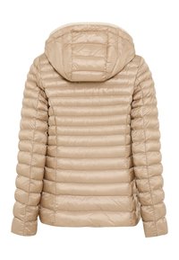 Beige gevoerde jas met een capuchon, voorzien van horizontale gestikte lijnen, een gladde textuur en elastische manchetten. Achteraanzicht, geen zichtbare hardware.
