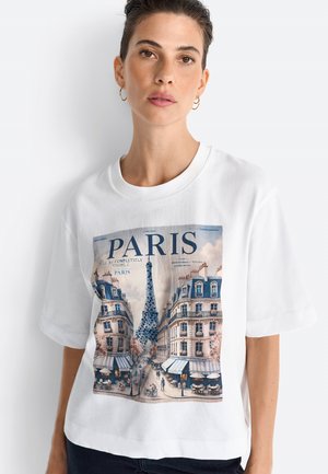 Witte katoenen T-shirt met een grafische print van Parijs, inclusief de Eiffeltoren, gebouwen en cafés in blauwe en beige tinten.