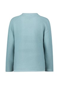 Pull en tricot côtelé bleu clair avec un col rond et des manches longues, présentant une coupe décontractée et une surface texturée.