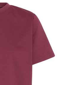 T-shirt bordeaux à manches courtes, montré à partir de la poitrine, avec un col rond simple et un tissu uni, sans motifs ni logos visibles.