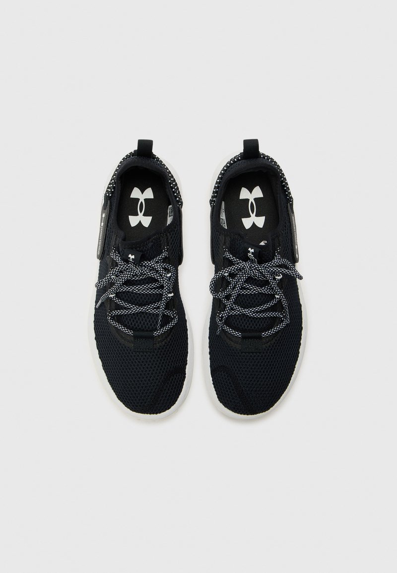 Zapatillas de malla negras con suela blanca, que cuentan con cordones texturizados y un logo. Los detalles incluyen una pestaña para facilitar el calzado y costuras con patrón.