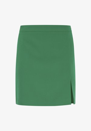 Grüne Minirock mit glatter Textur, gerade geschnitten und mit einem seitlichen Schlitz für zusätzliche Details. Schlichtes, unverziertes Design.