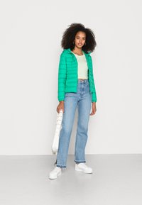 ONLY ONLTAHOE HOOD JACKET - Casaco leve - simply green