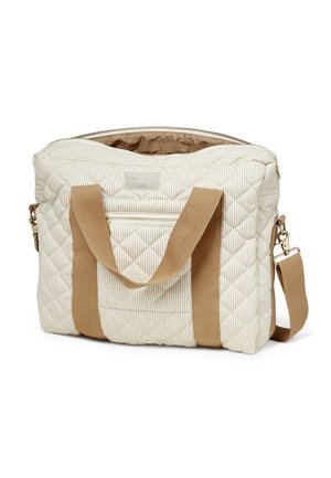 Bolso tote acolchado color crema con rayas finas, asas anchas en tono tostado, bolsillo delantero con cremallera y una correa de hombro desmontable, apertura superior que muestra el forro interior.