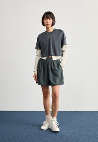 Nike Sportswear SHORT - Treniņtērpa apakšdaļas - anthracite