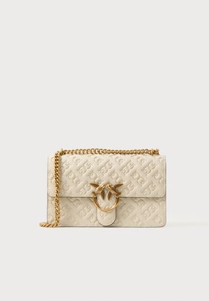 Bolsa de pele bege embossada com uma alça de corrente dourada, apresentando uma fecho decorativo em forma de anel dourado com dois acentos de pássaro. Forma retangular.